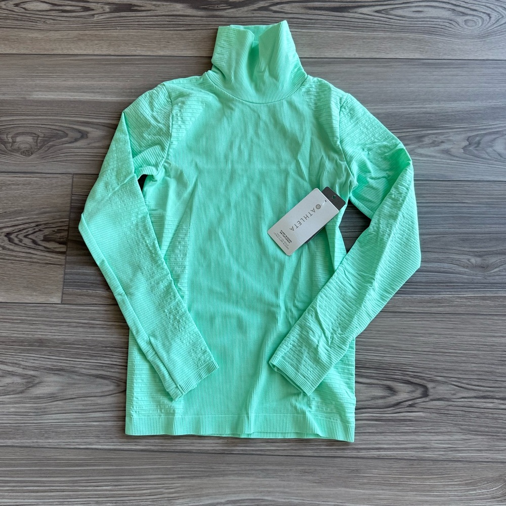 NWT Athleta Flurry Blizzard Turtleneck
Green